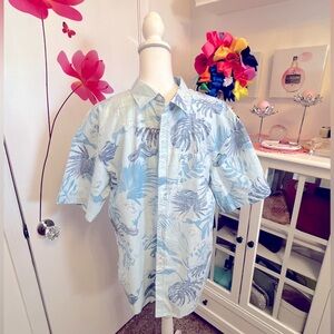 Men’s Blue Tropical Linen shirt sleeve button up with pocket.